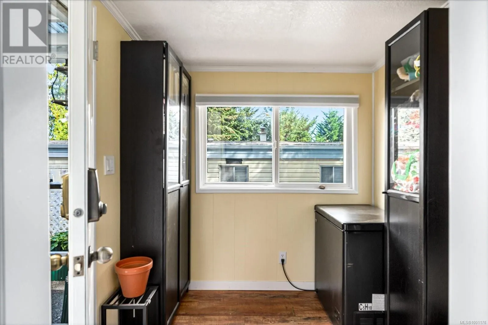 7 1247 Arbutus Rd