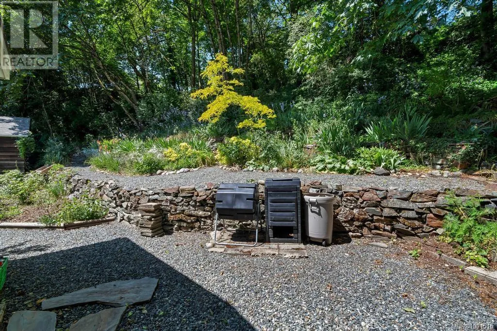 255 White Rd