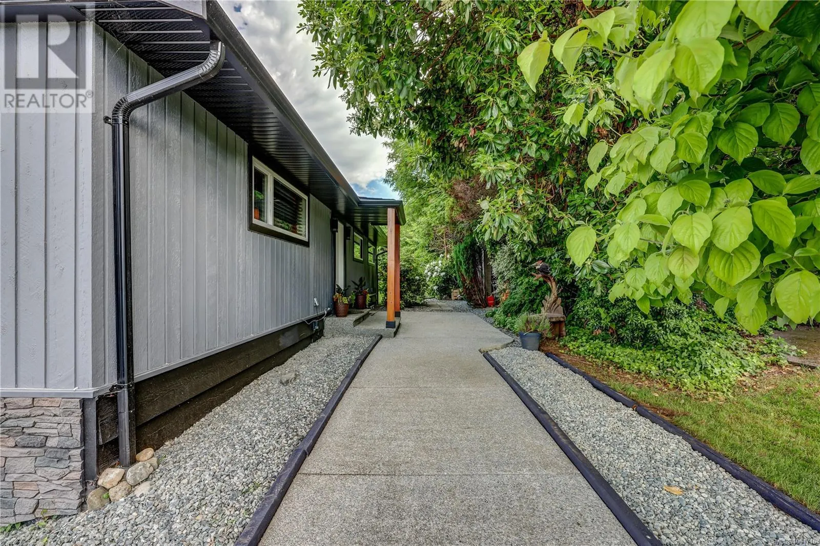 985 Malaspina Cres