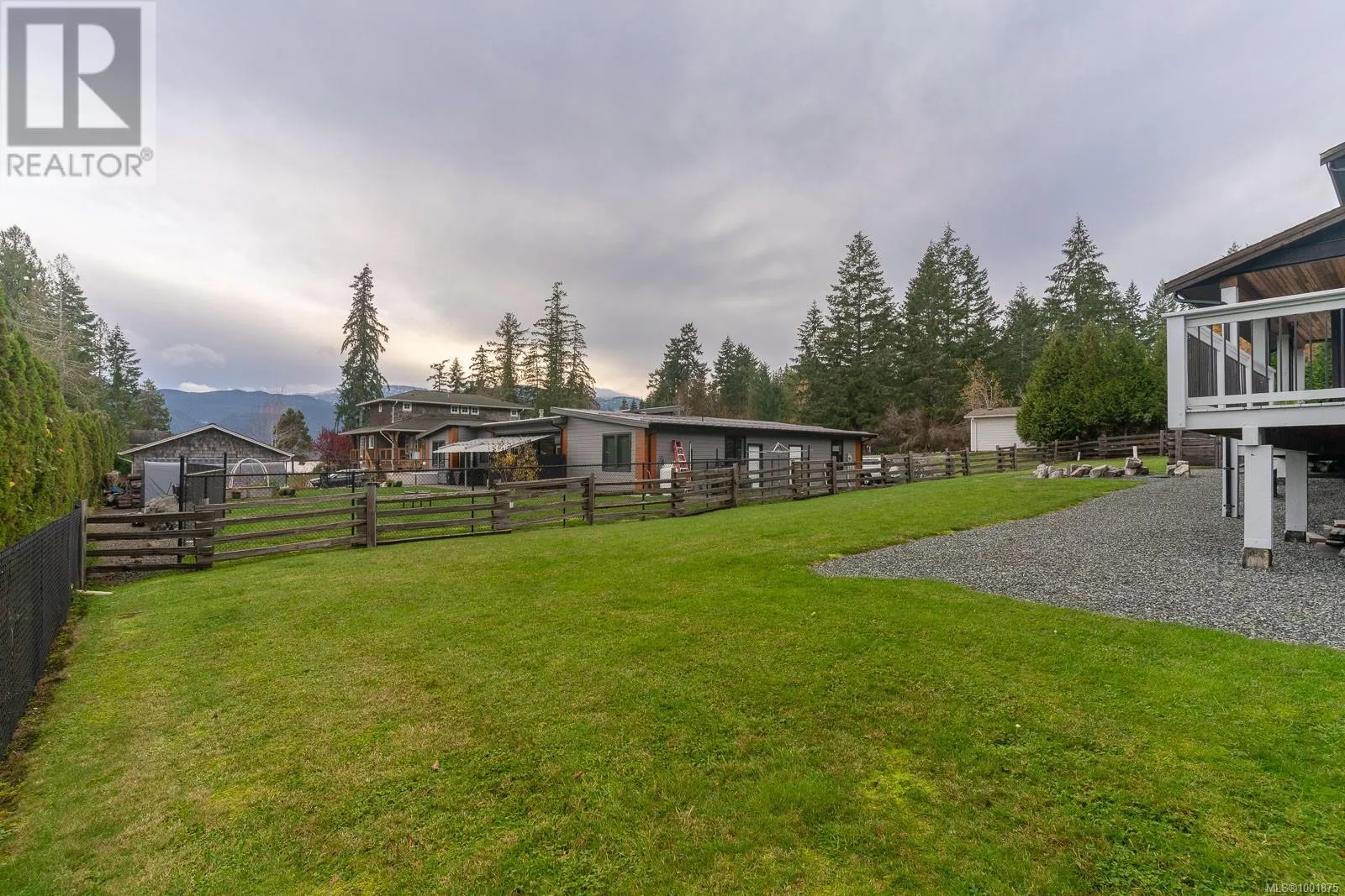 6373 Salal Rd