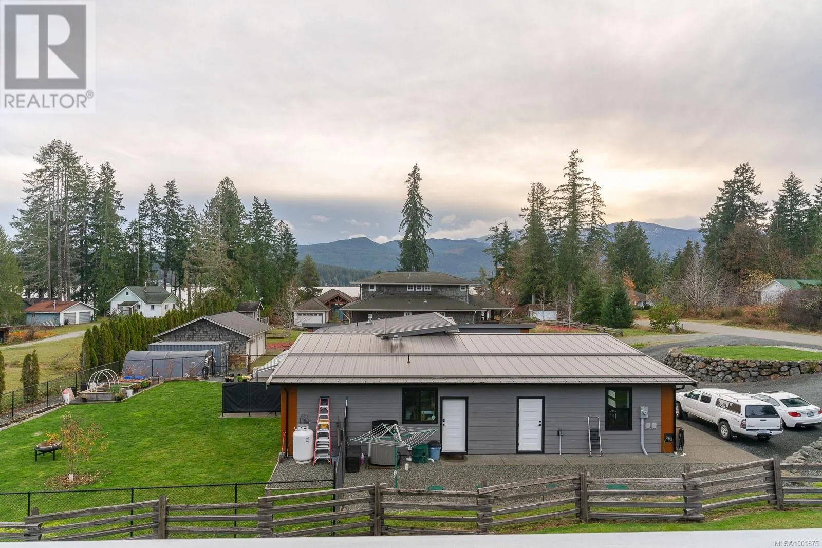 6373 Salal Rd