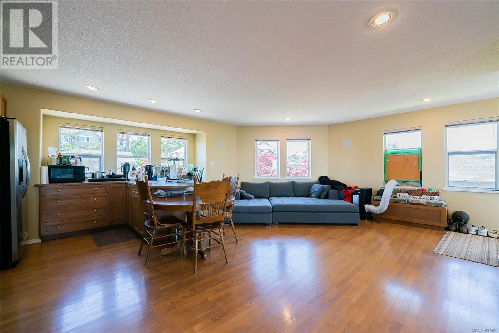 3689 Glen Oaks Dr