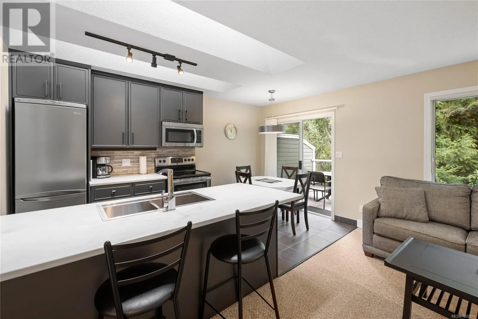 76 1135 Resort Dr