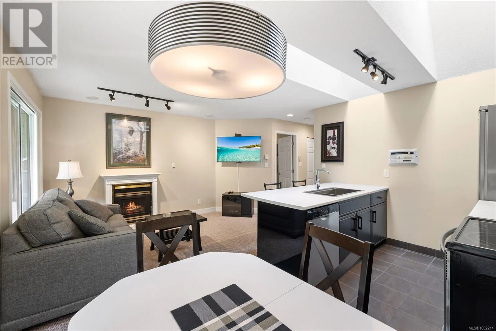 76 1135 Resort Dr