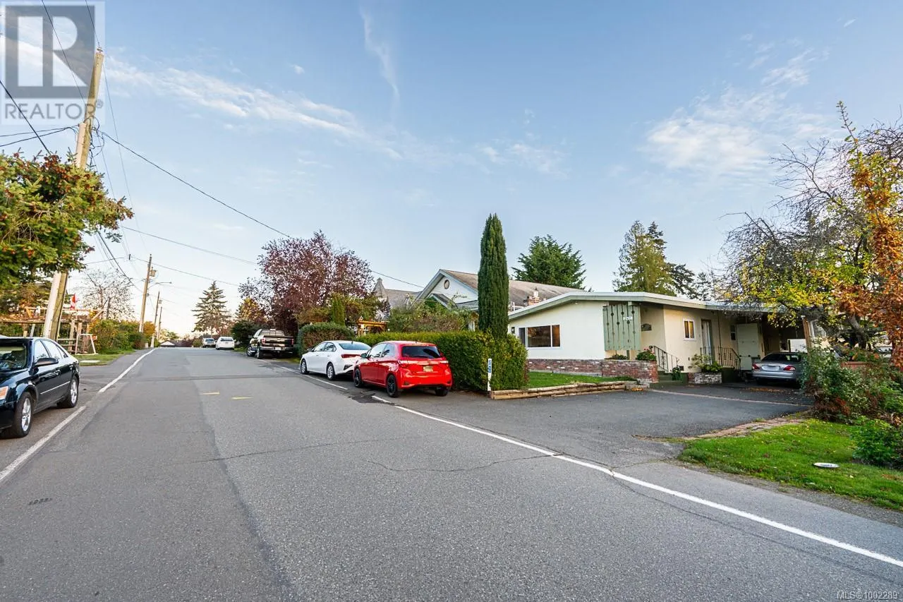 2411 Amelia Ave