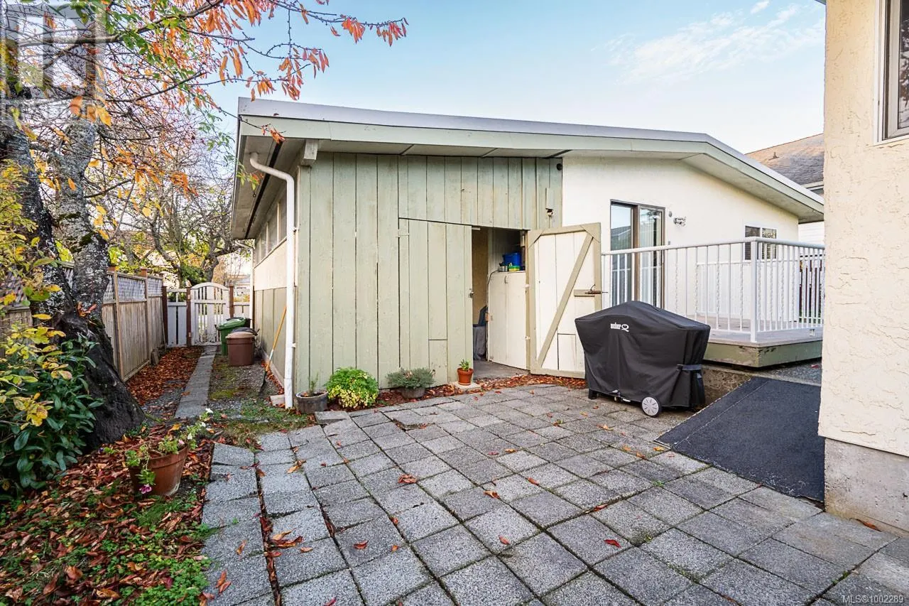 2411 Amelia Ave