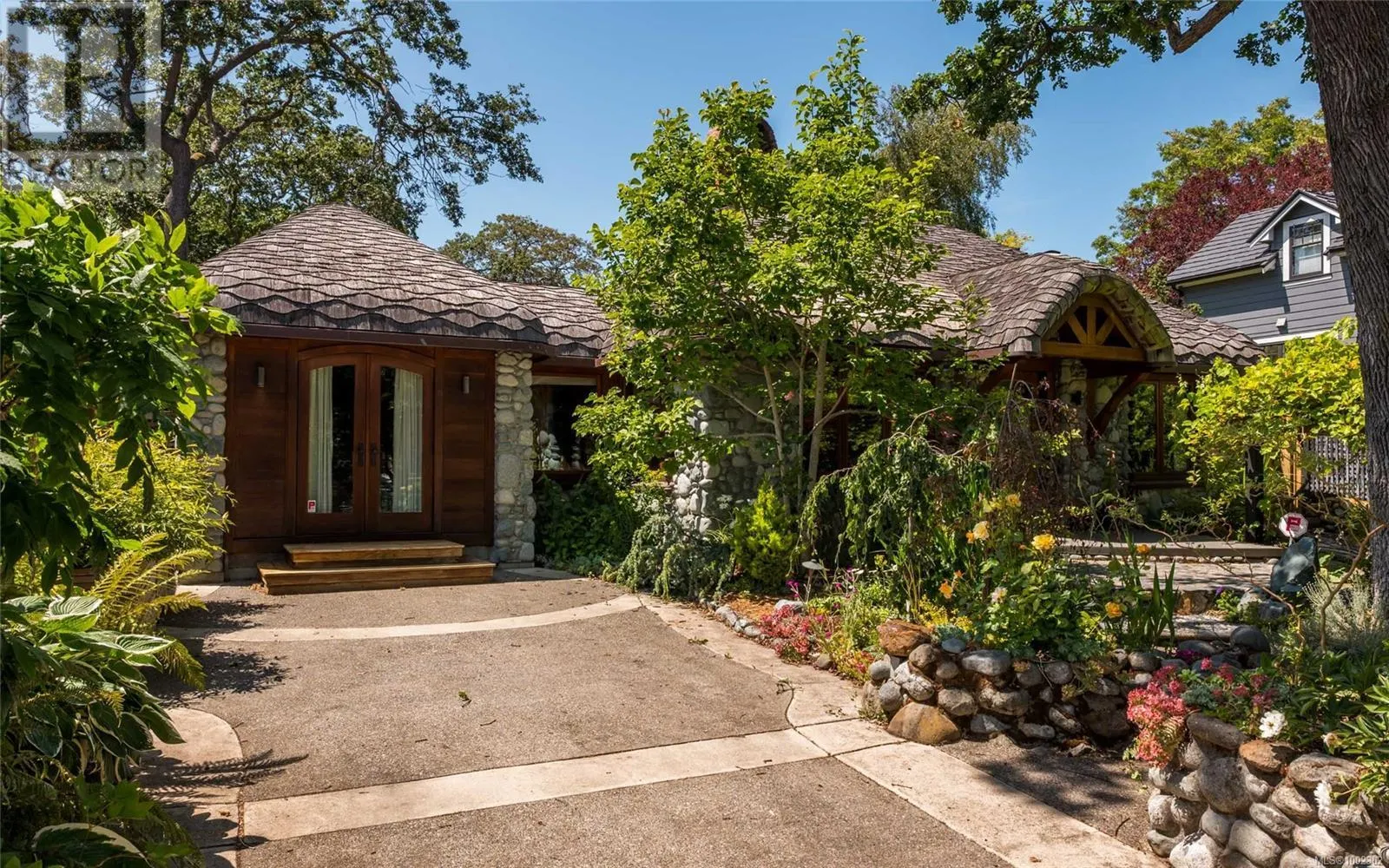 752 Monterey Ave
