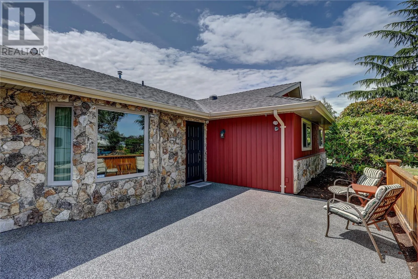 325 McKinnon St