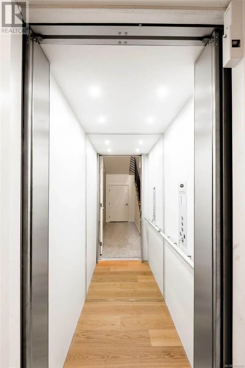201 2270 Harbour Rd