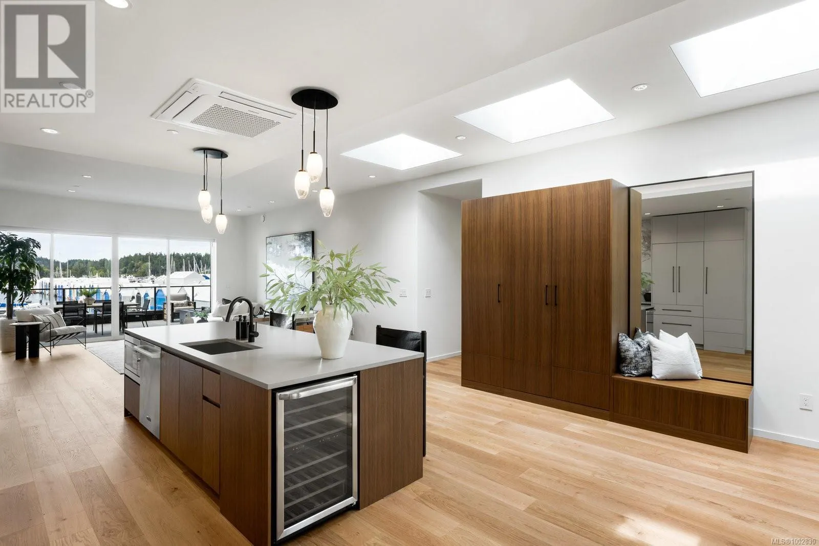 201 2270 Harbour Rd