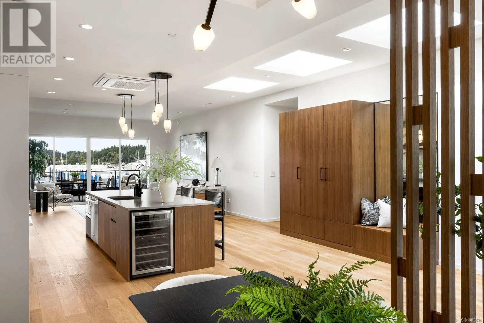 201 2270 Harbour Rd