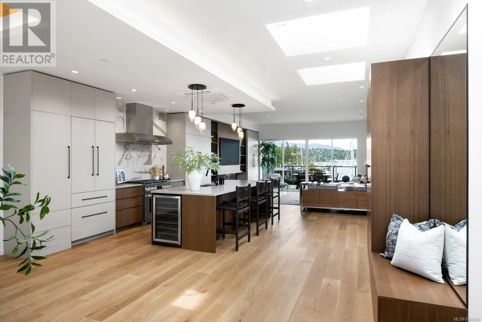 201 2270 Harbour Rd