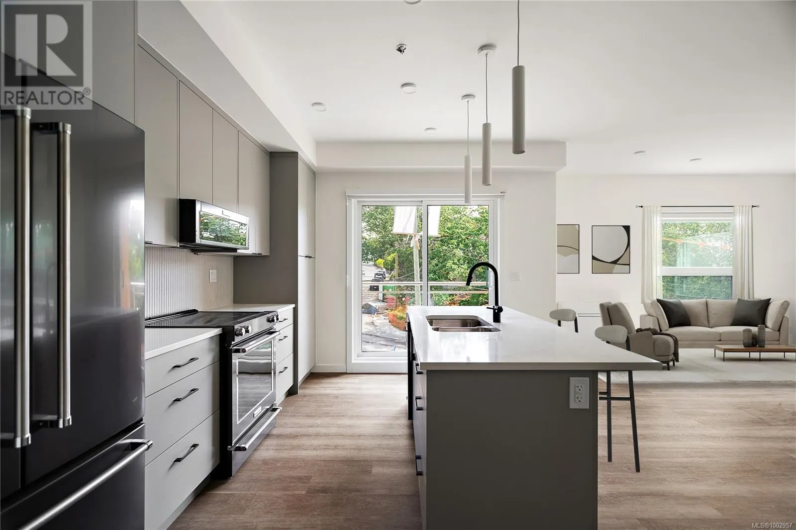 B307 1102 Esquimalt Rd