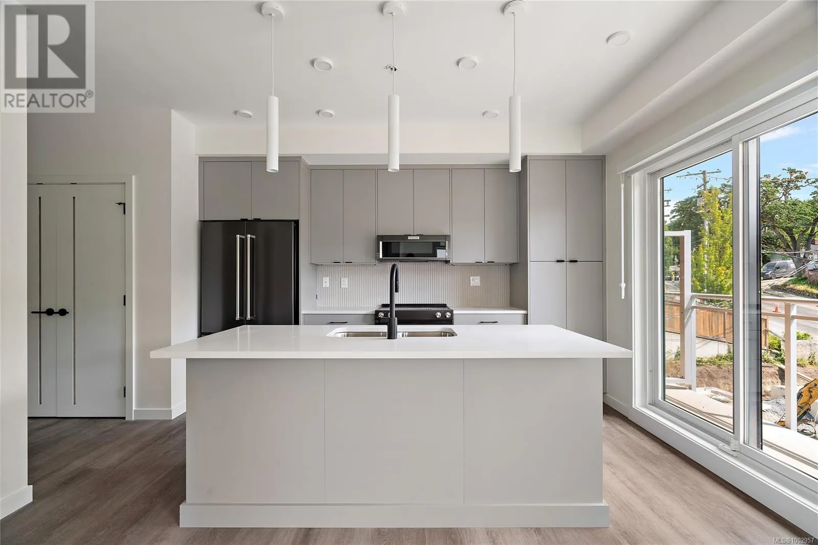 B307 1102 Esquimalt Rd