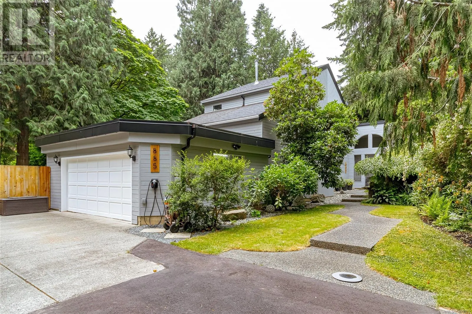 885 Falkirk Ave