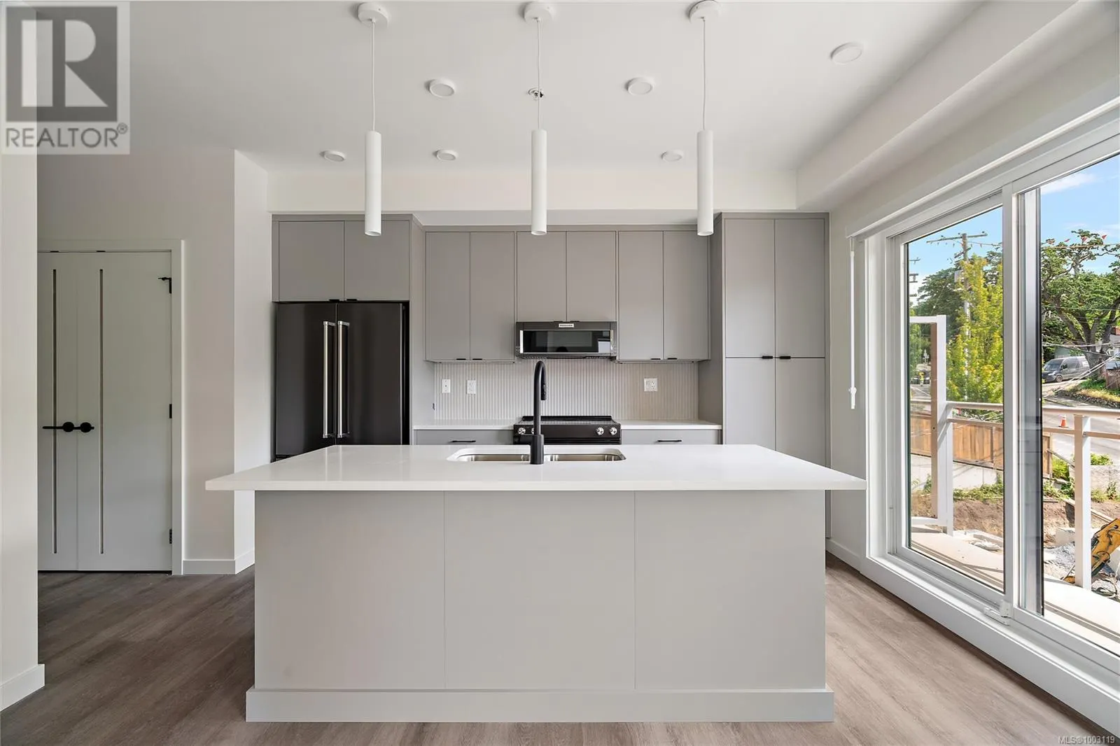 B407 1102 Esquimalt Rd