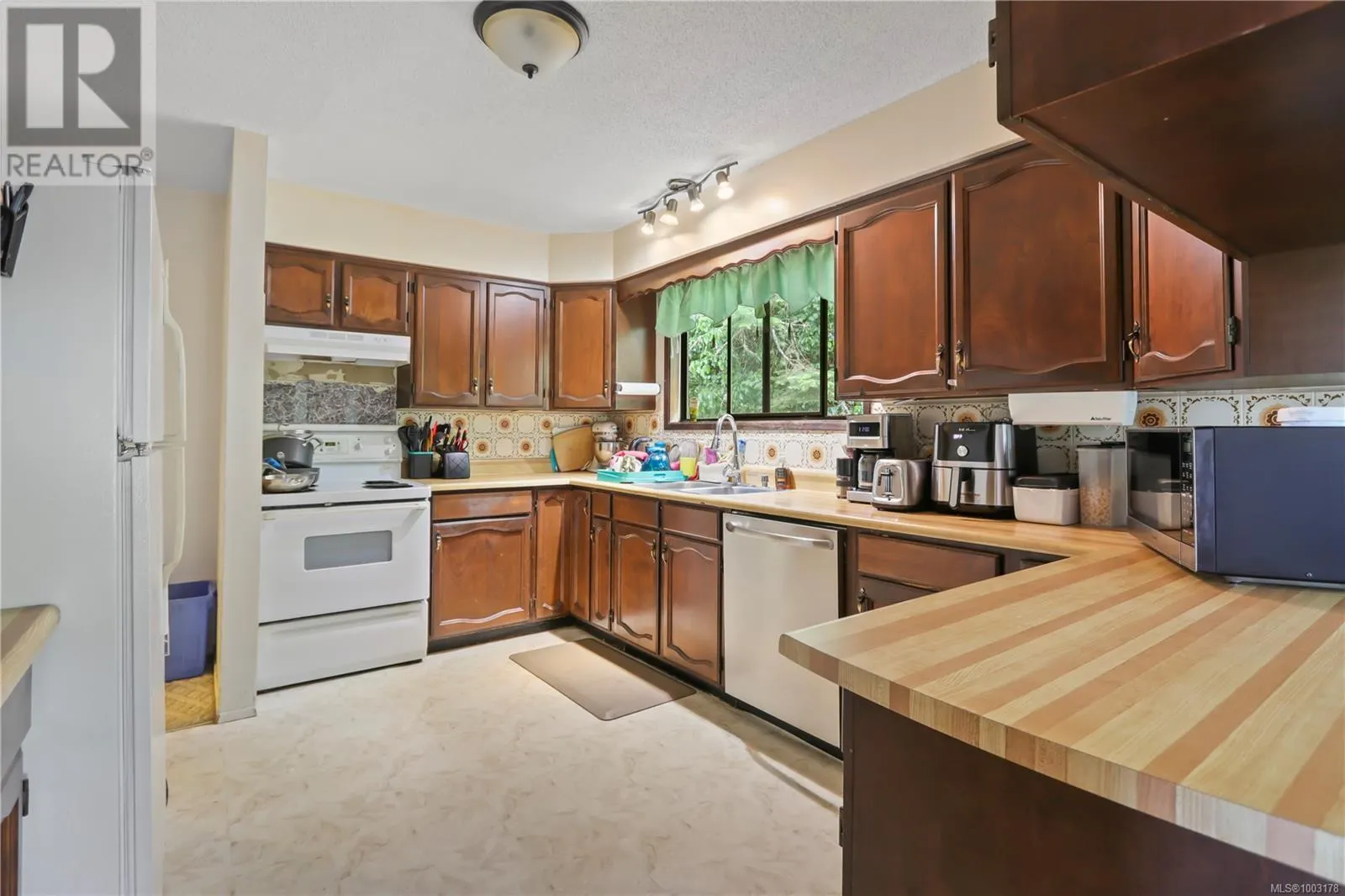 7361 Lynn Dr