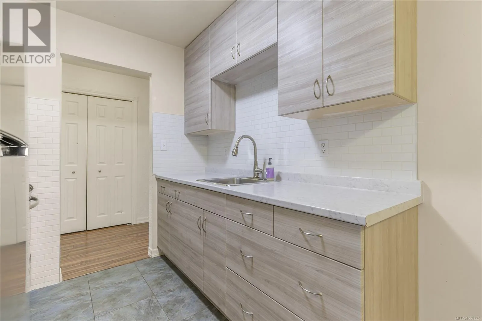 407 1187 Seafield Cres