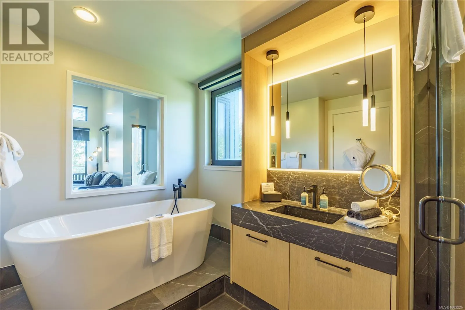 1104 596 Marine Dr