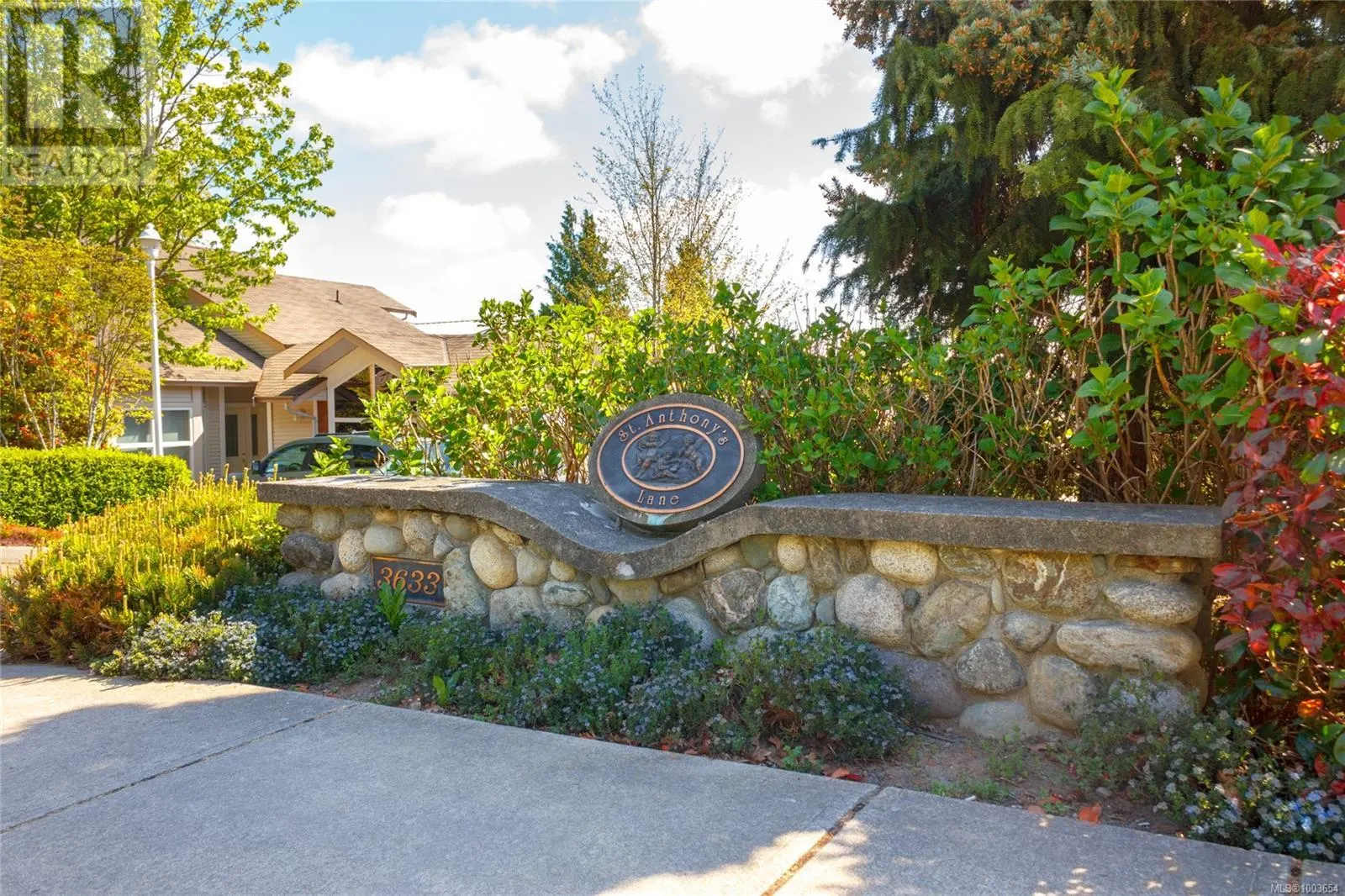 3 3633 Cedar Hill Rd