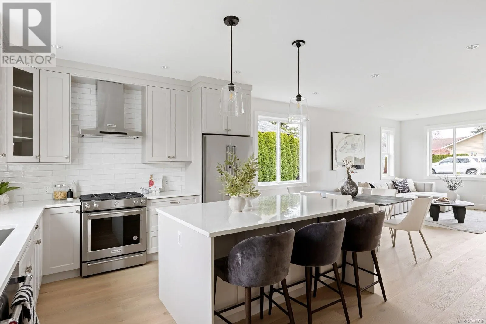 2306 Grove Cres