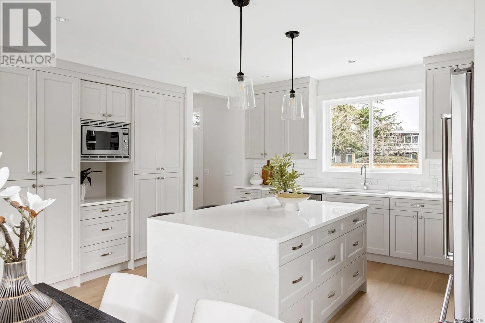 2306 Grove Cres