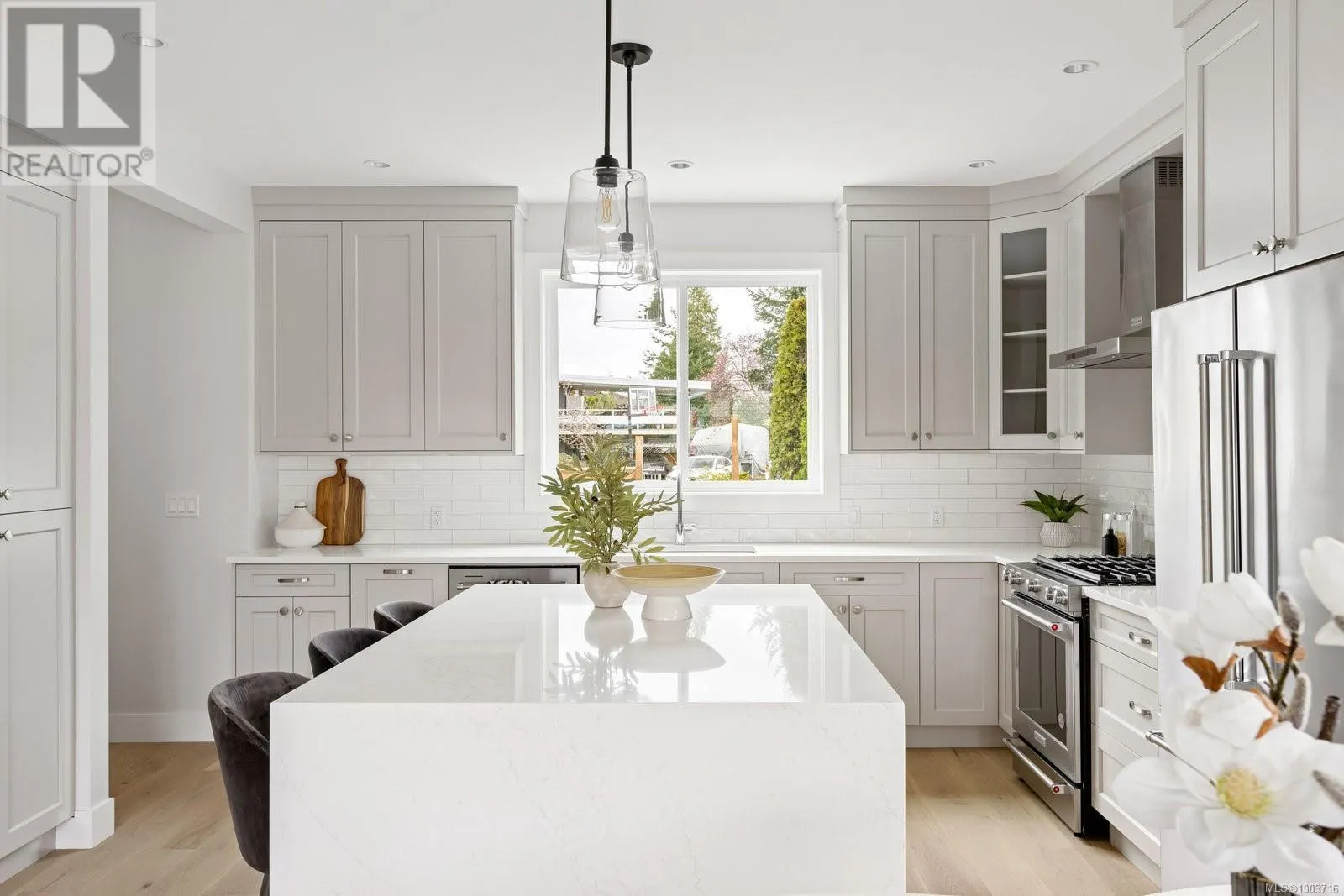 2306 Grove Cres