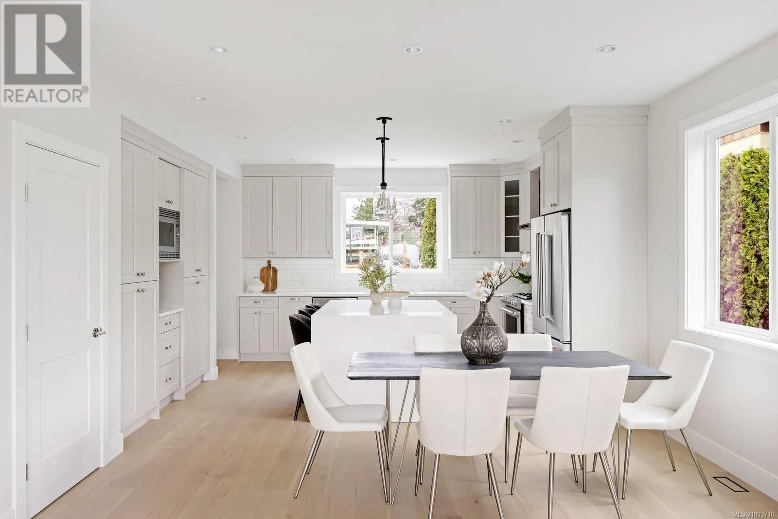 2306 Grove Cres