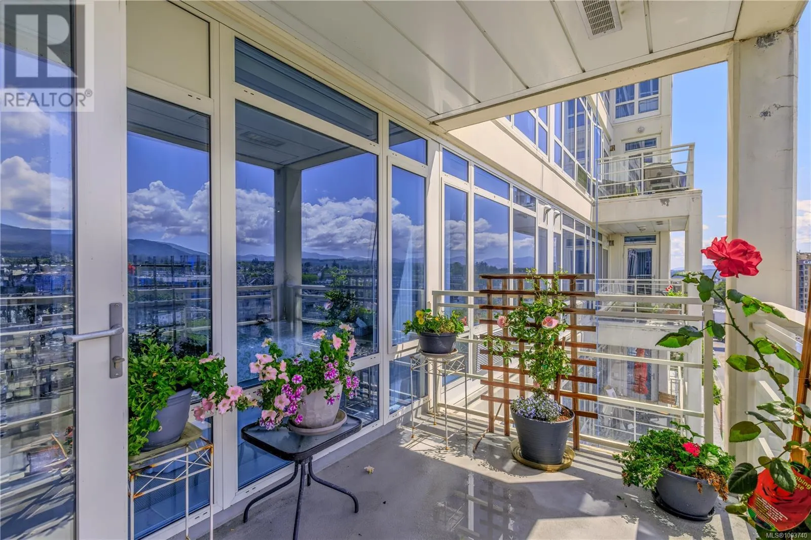 1004 38 Front St