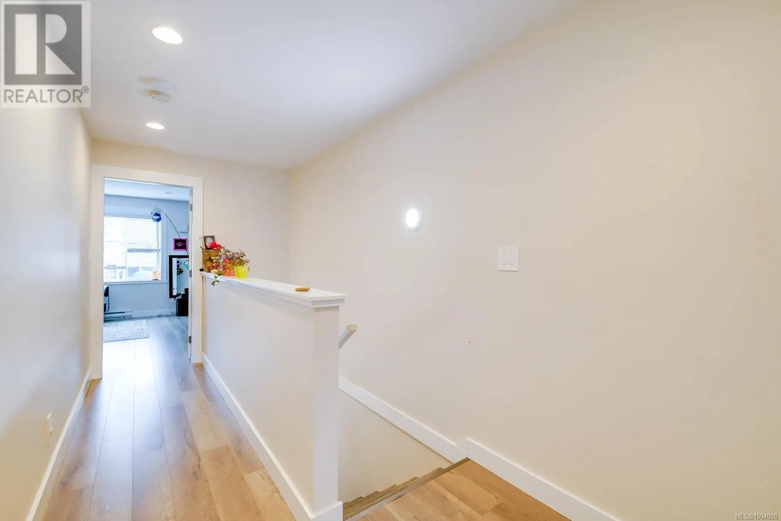 2 2623 5th Ave