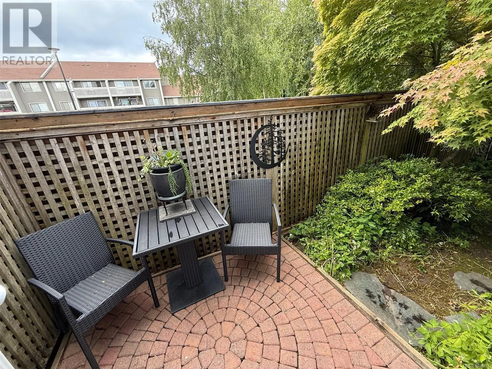 6 7120 West Saanich Rd