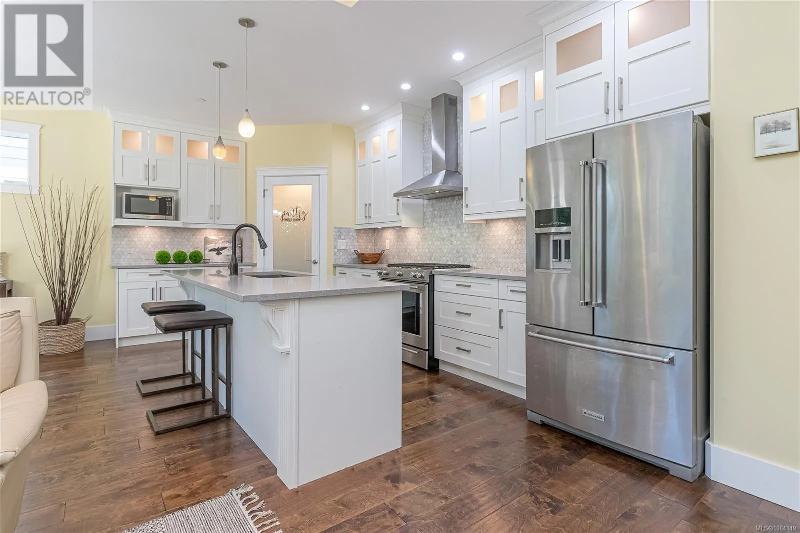 855 Parkside Cres