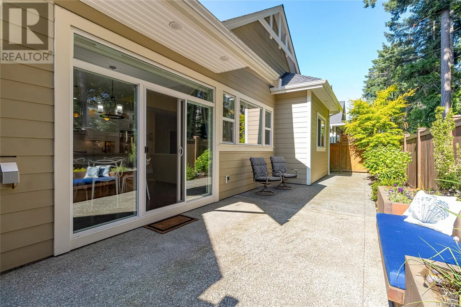 855 Parkside Cres