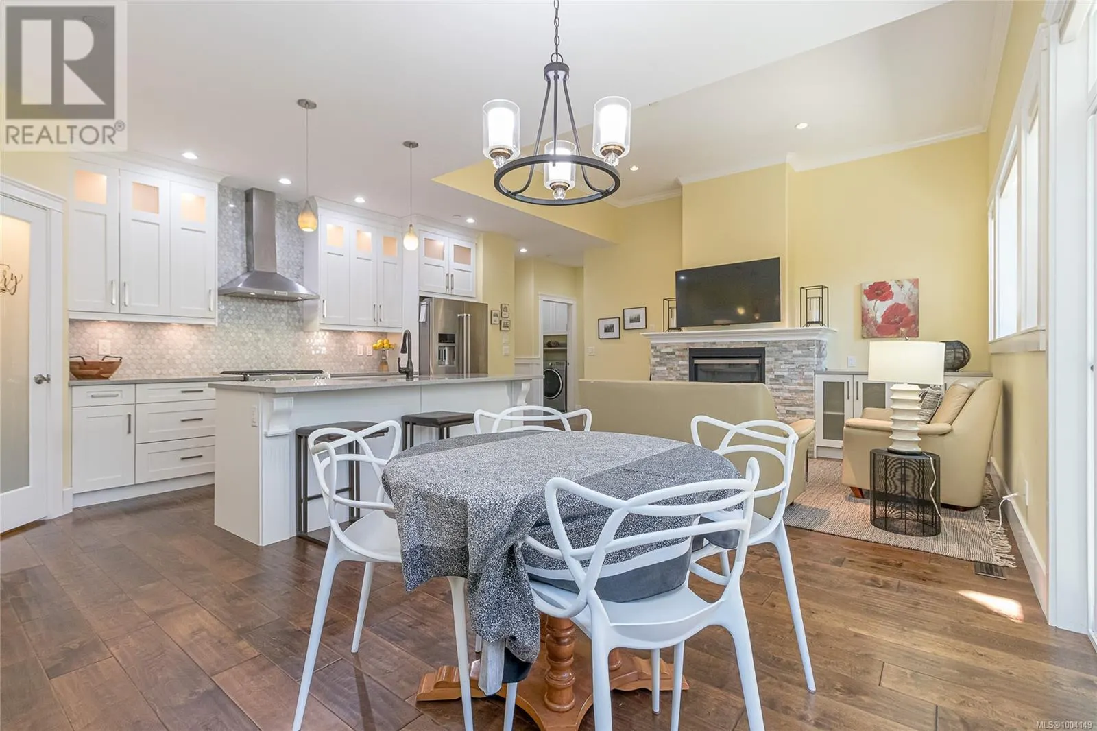 855 Parkside Cres