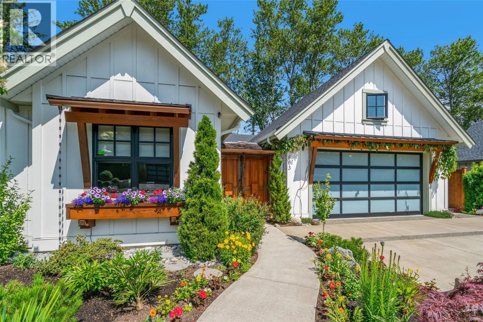 863 Claymore Cres