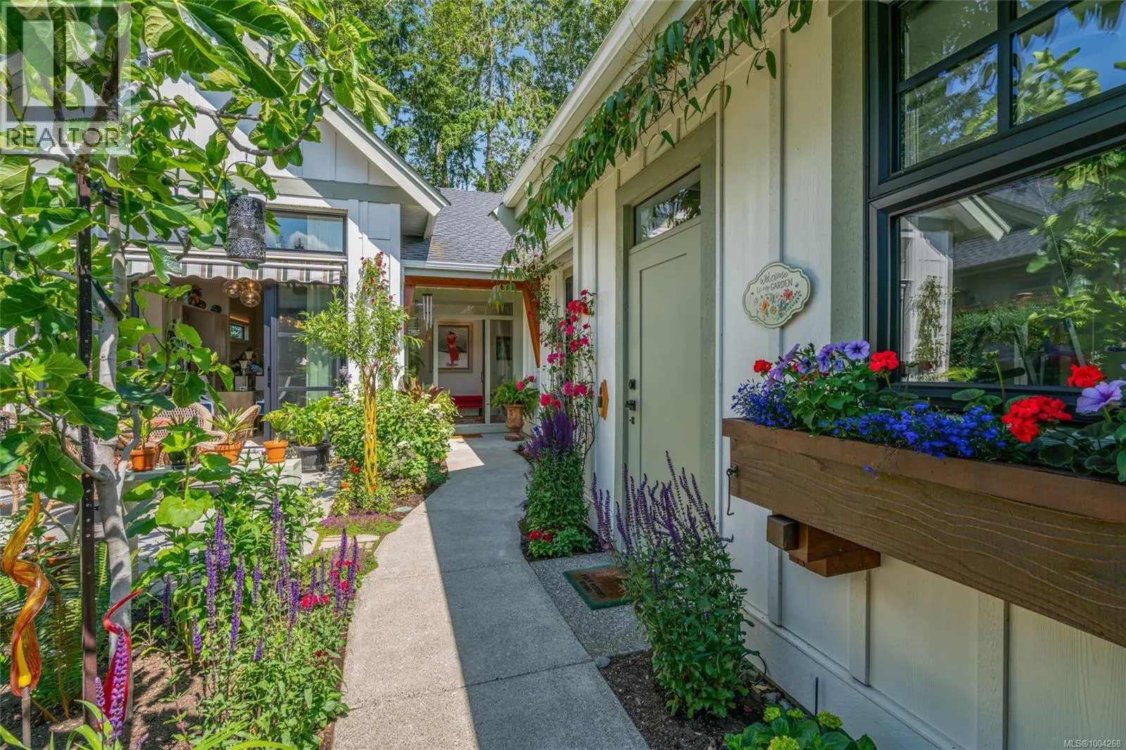 863 Claymore Cres