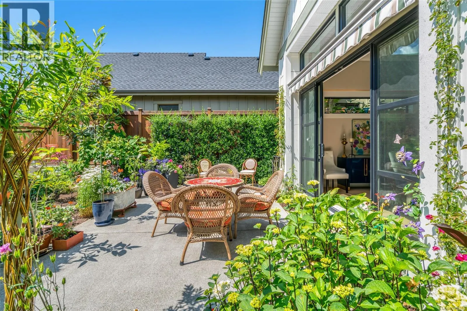 863 Claymore Cres