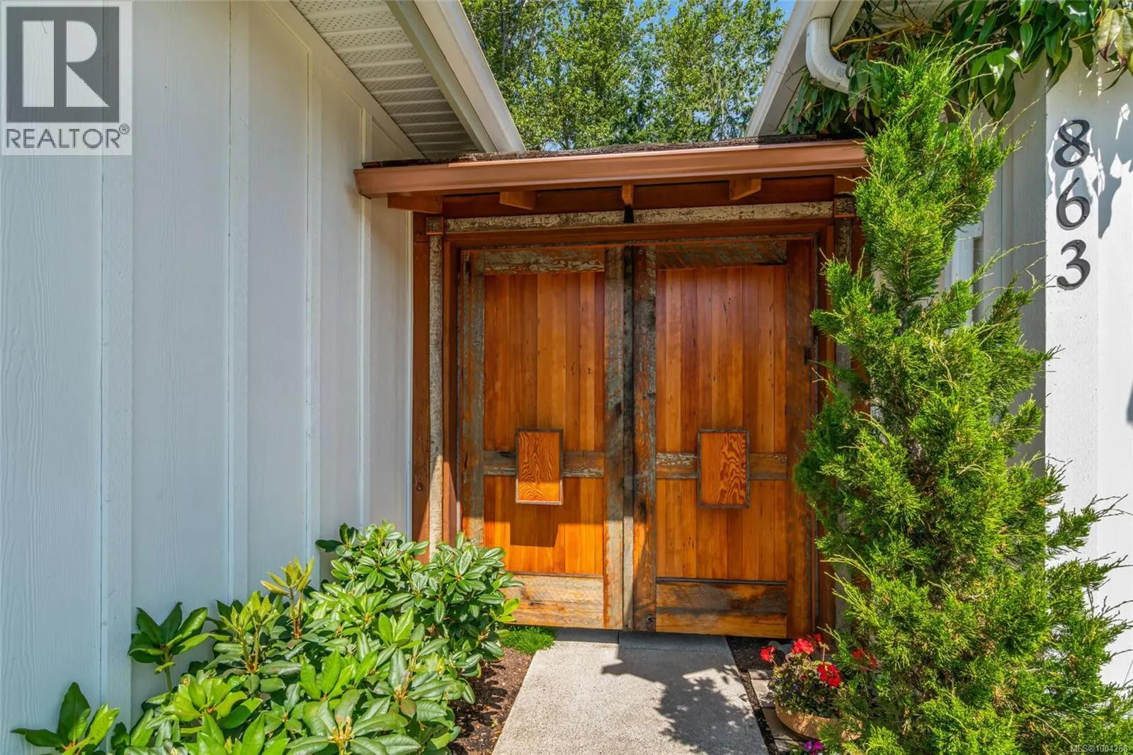 863 Claymore Cres