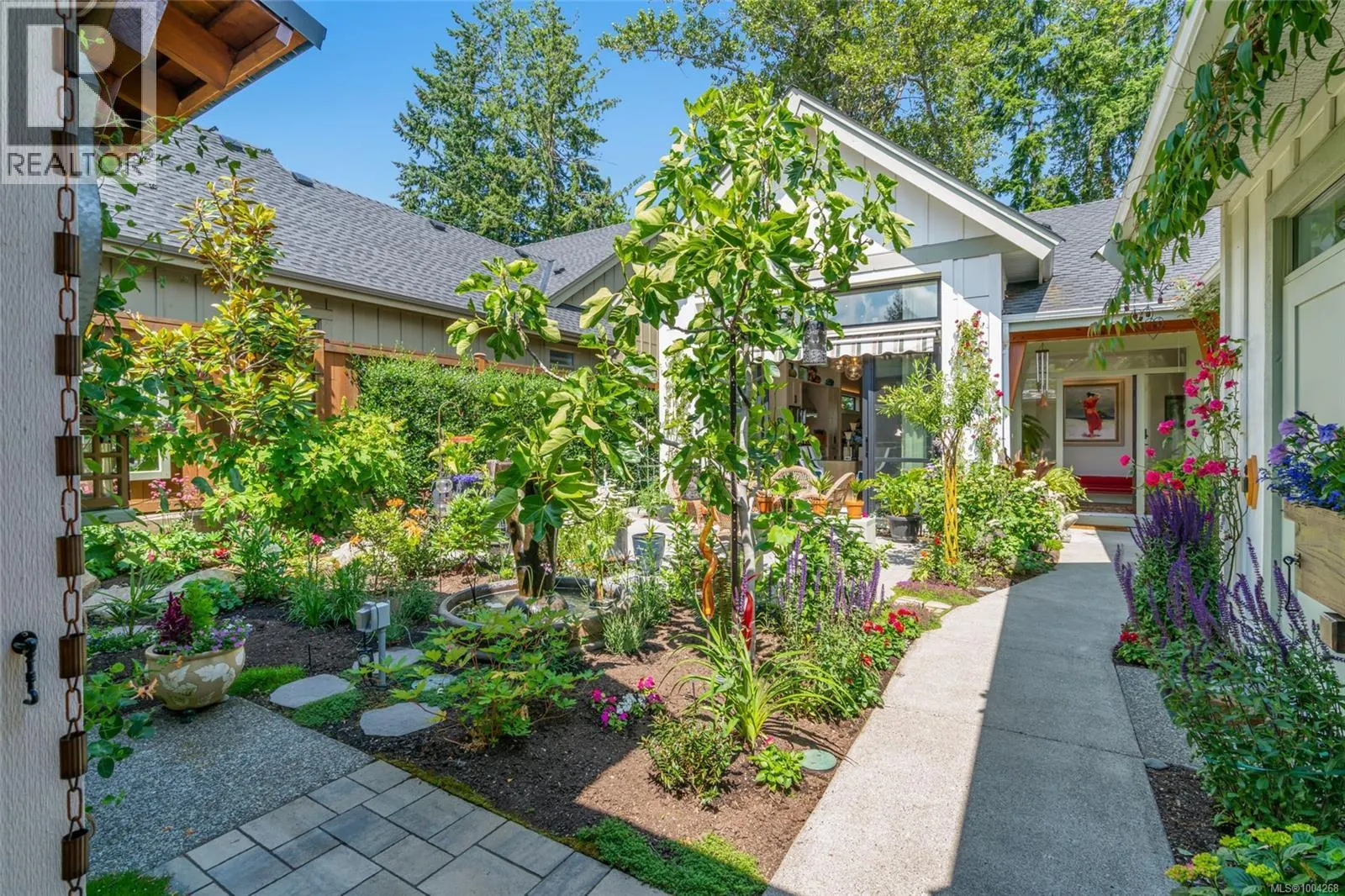 863 Claymore Cres