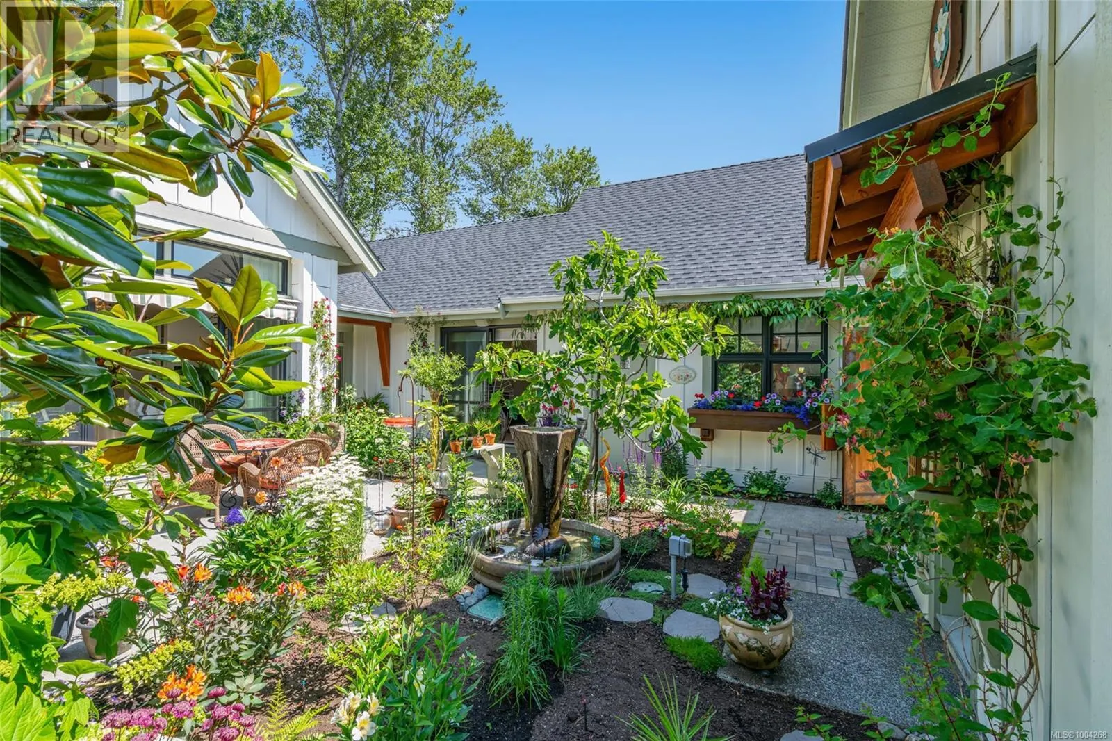 863 Claymore Cres