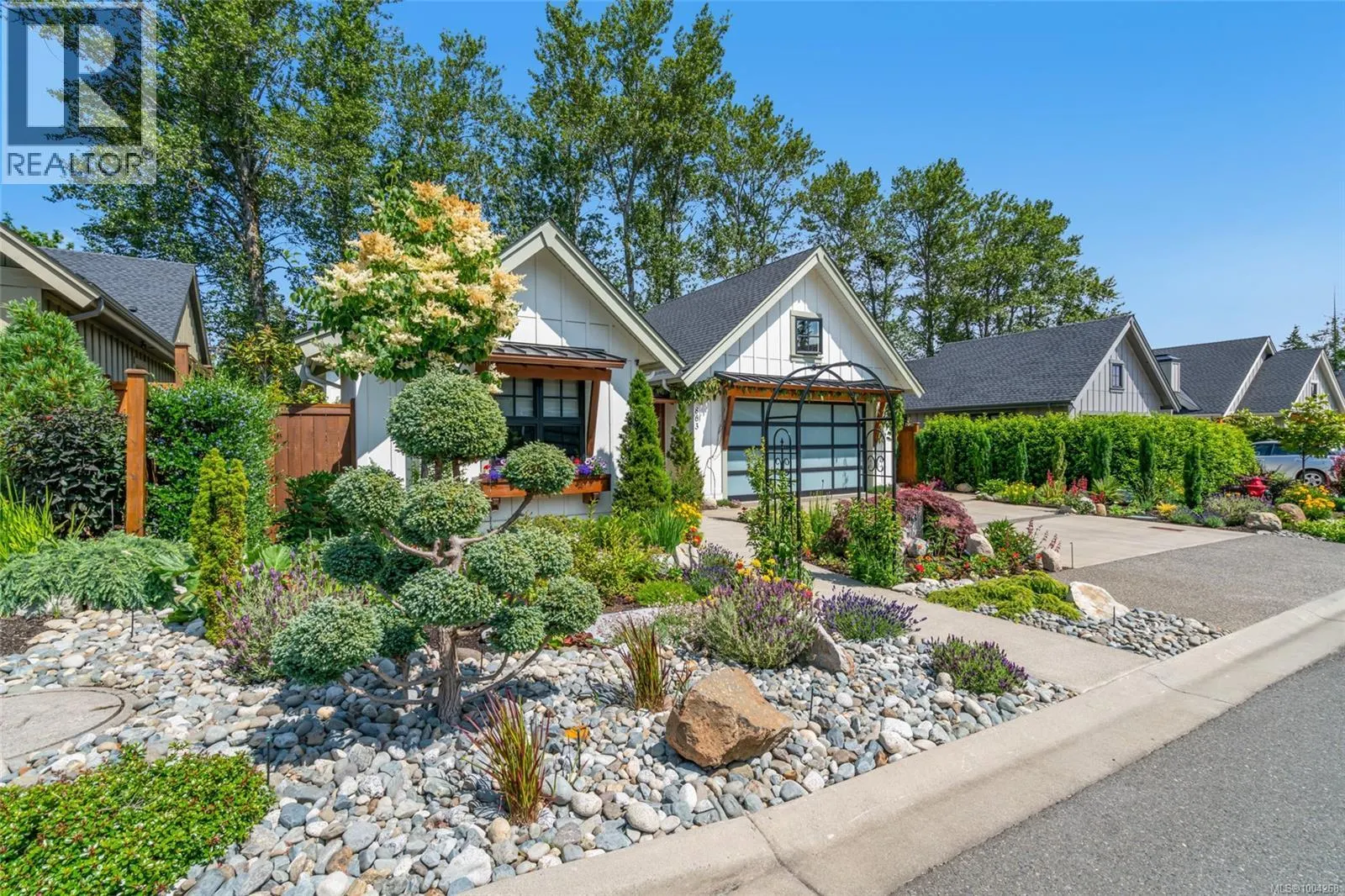 863 Claymore Cres