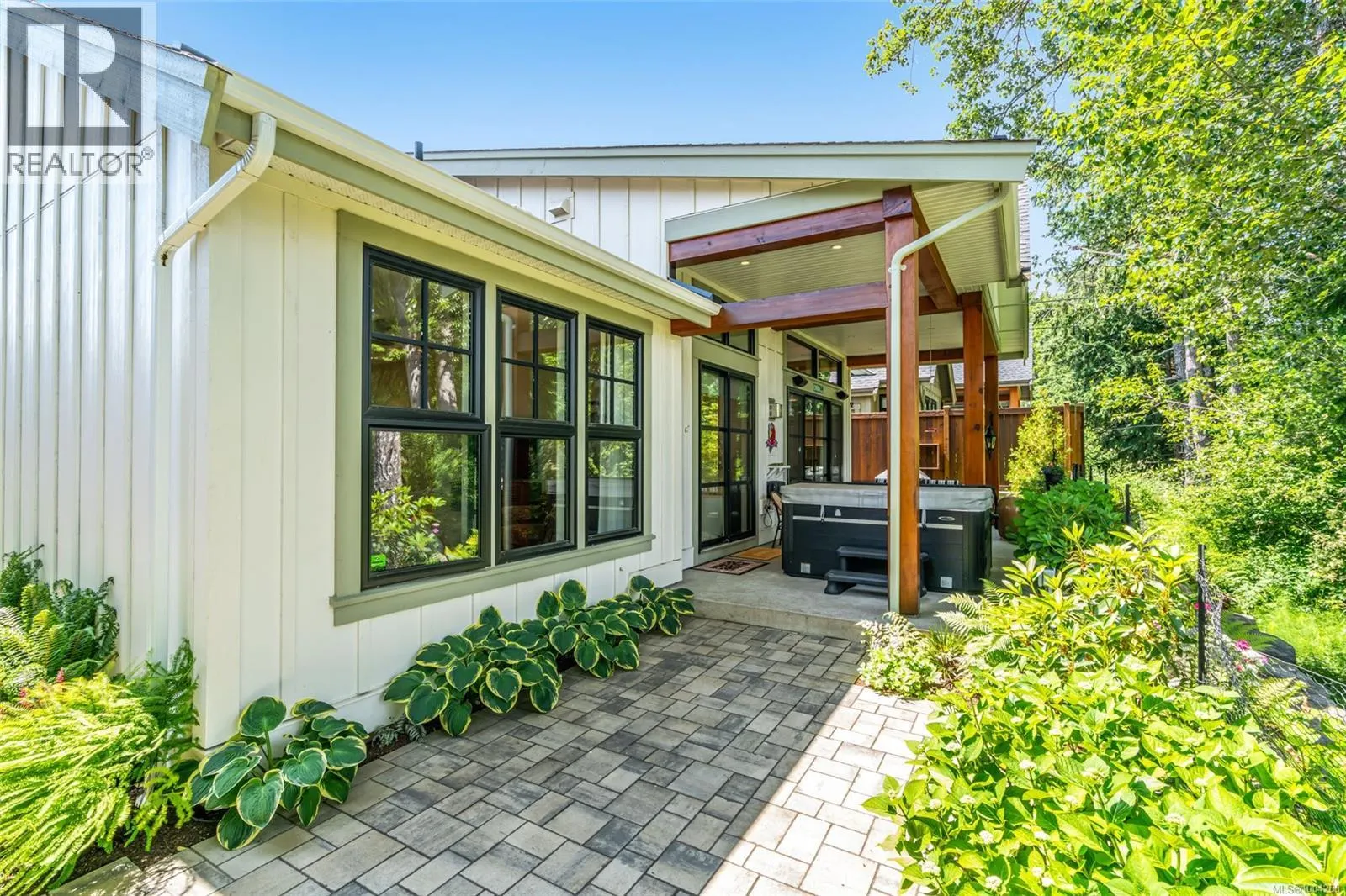 863 Claymore Cres