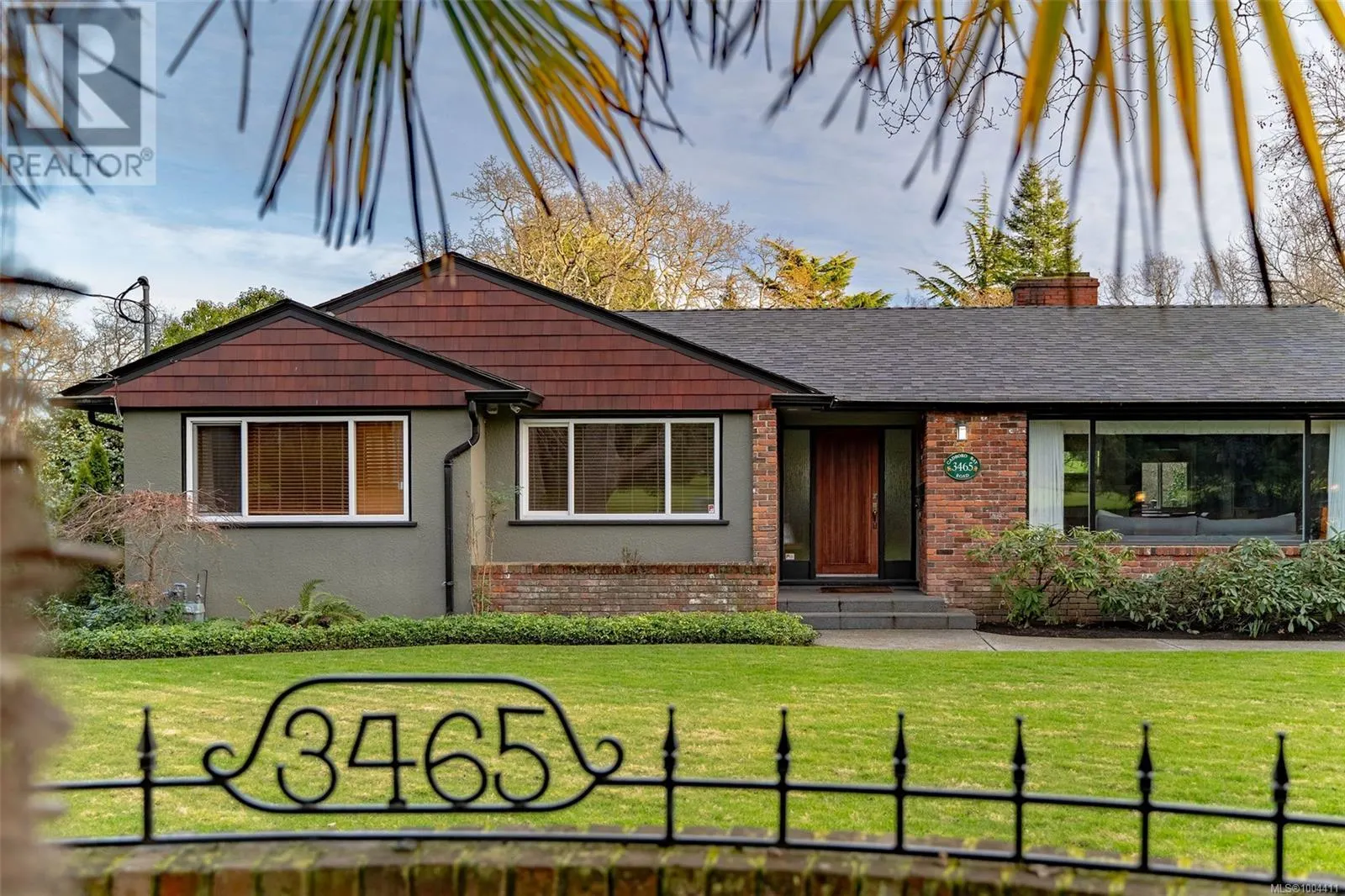 3465 Cadboro Bay Rd
