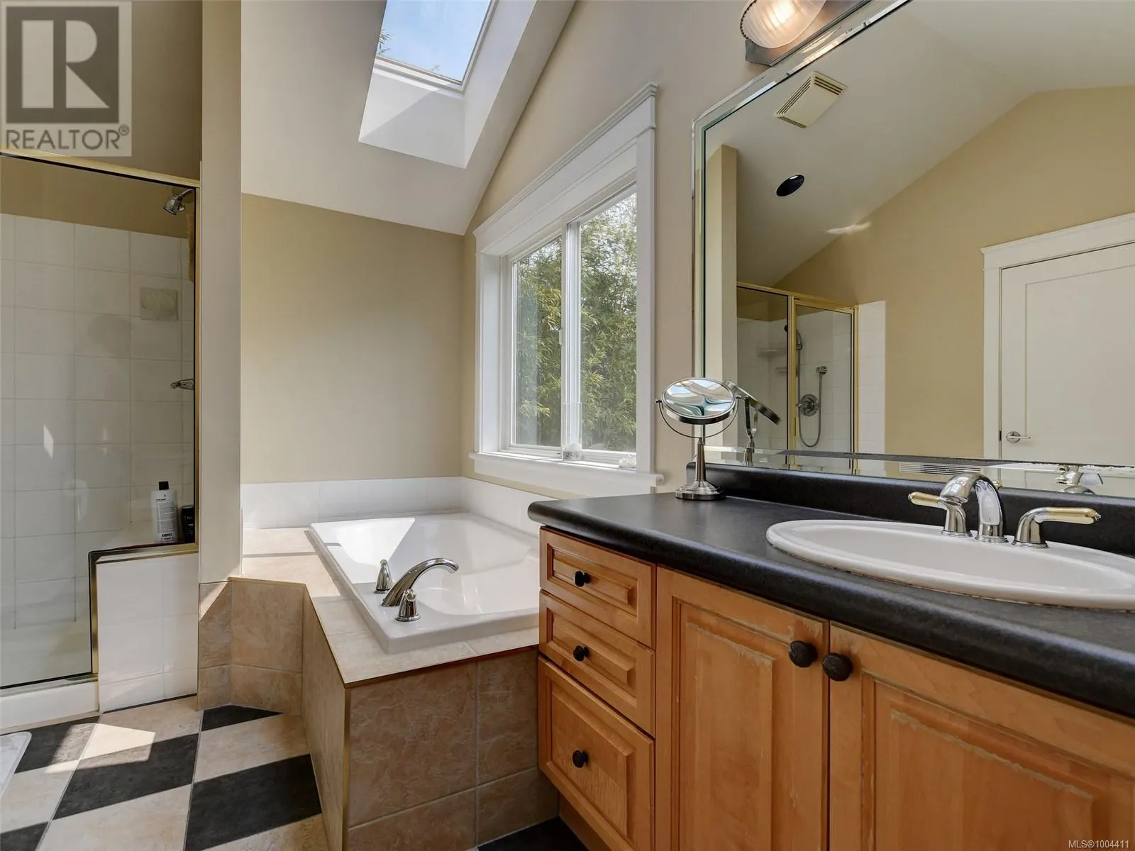 3465 Cadboro Bay Rd