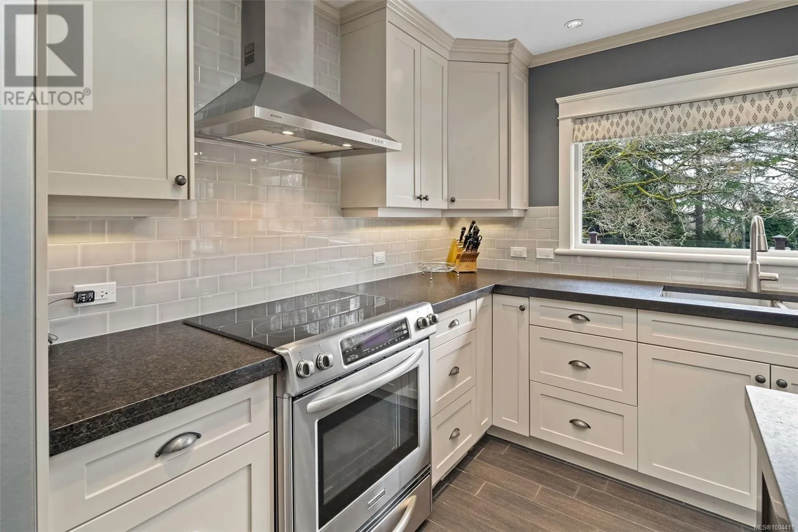 3465 Cadboro Bay Rd
