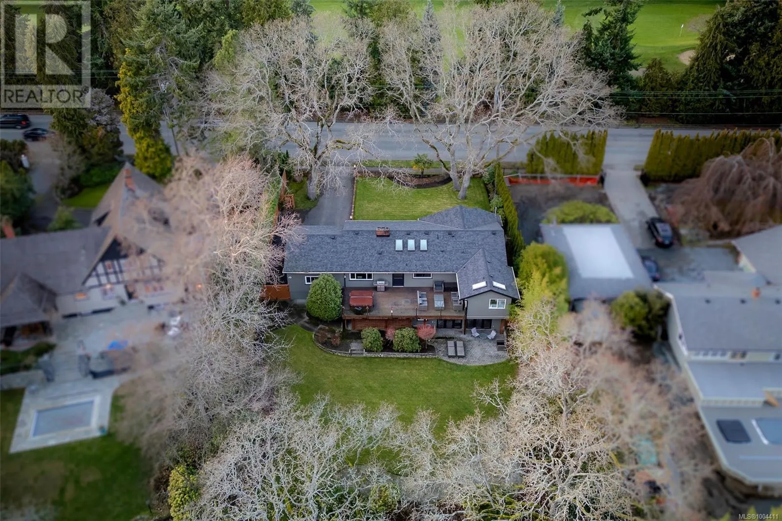 3465 Cadboro Bay Rd