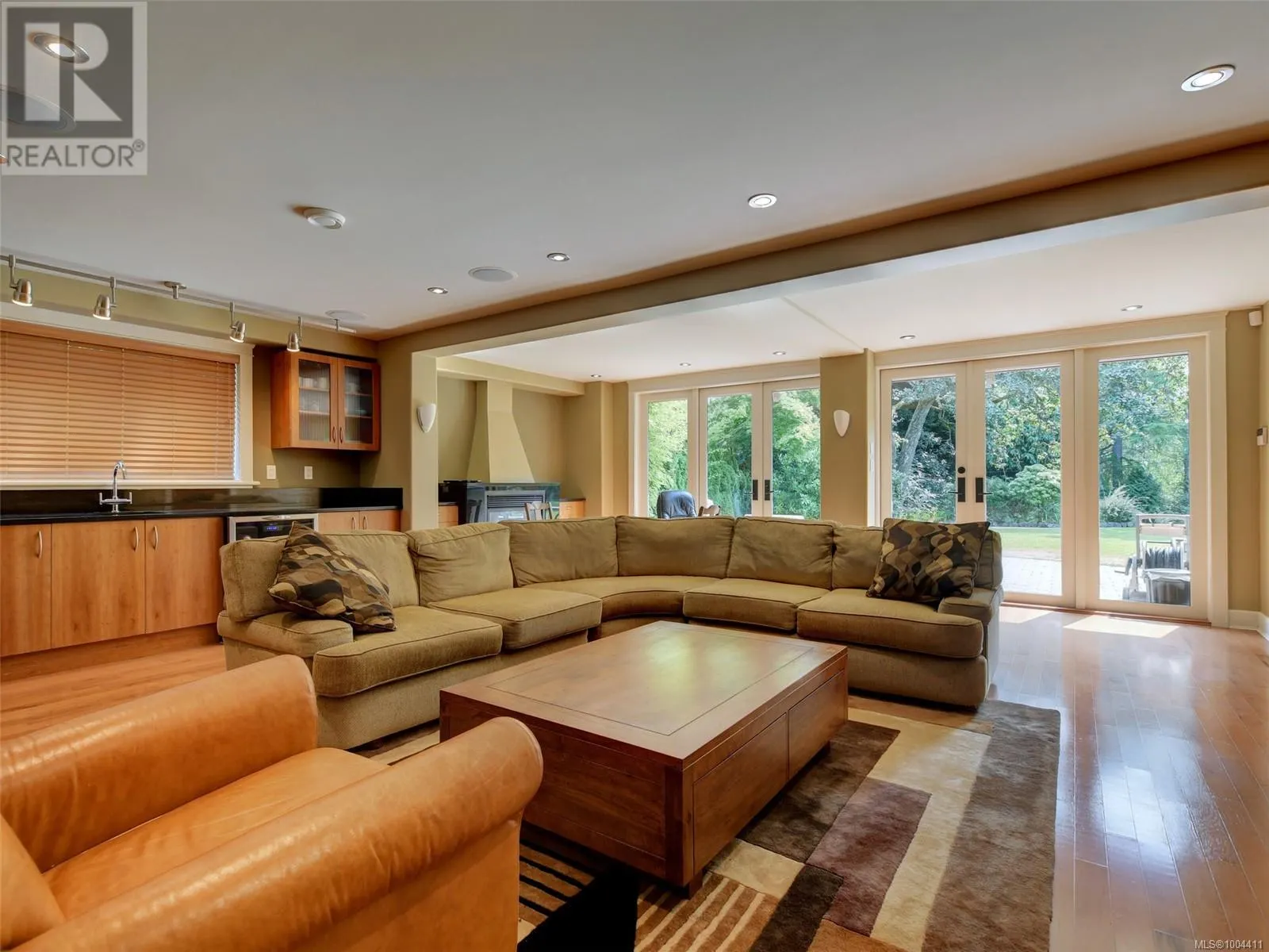 3465 Cadboro Bay Rd