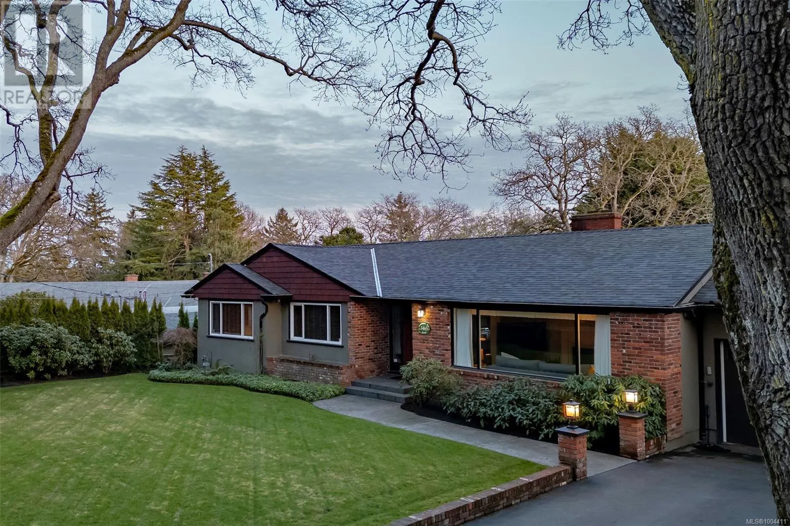 3465 Cadboro Bay Rd