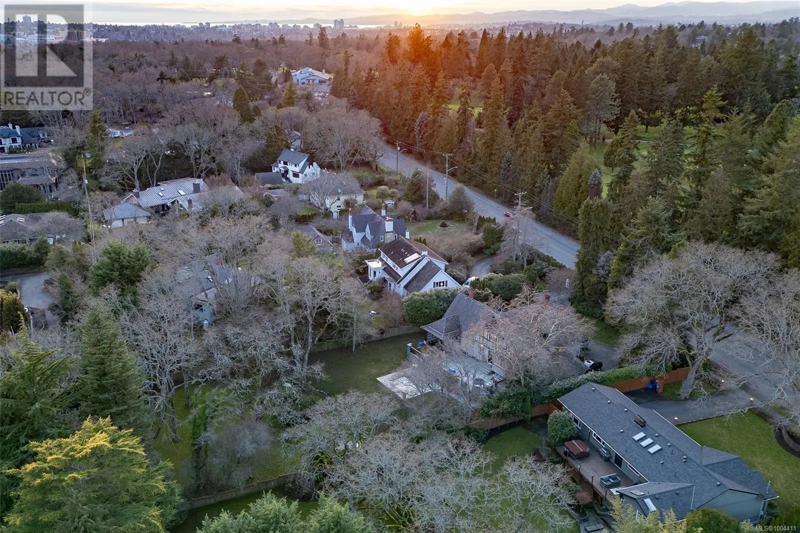 3465 Cadboro Bay Rd