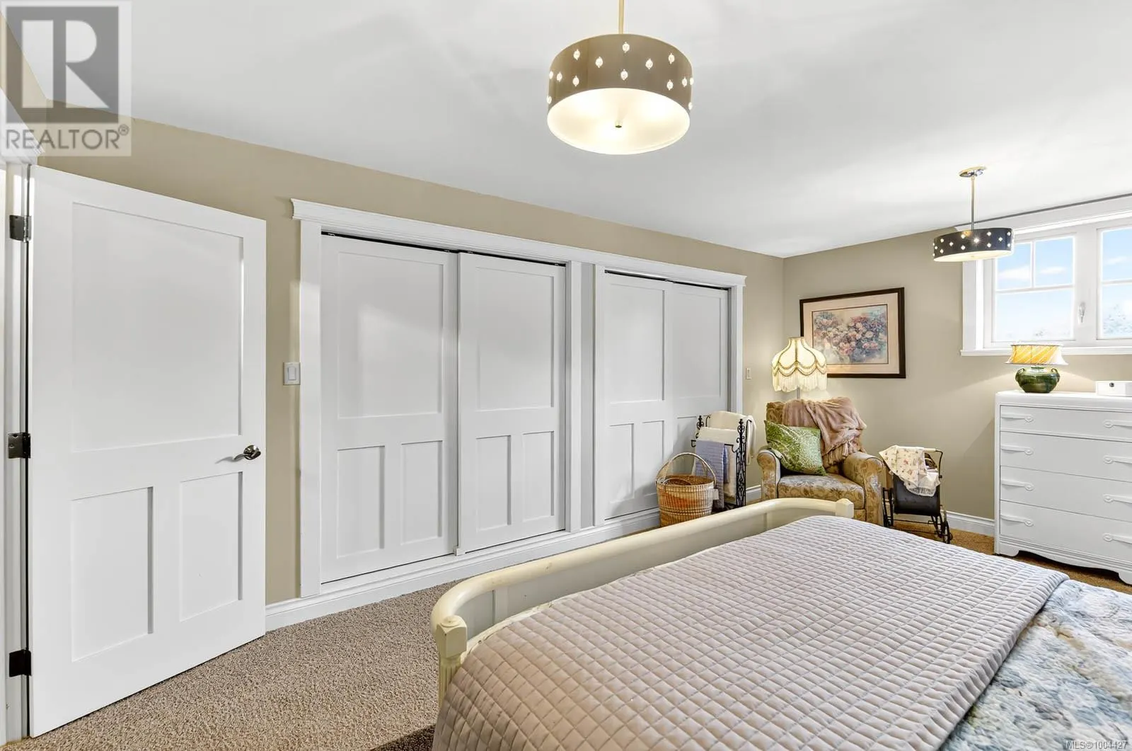 5479 Highland Dr